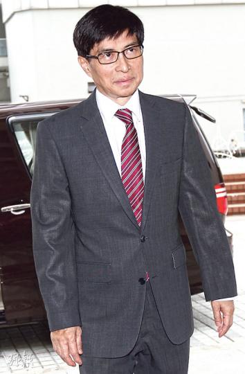 陳鉅源(圖)強調2005年6月應郭炳江要求轉帳1080萬元給許仕仁,清還顧問費用,只為向郭炳湘隱瞞,轉帳時透過本票和支票等方法,可供追查,並無可疑。(李紹昌攝)(明報製圖) 陳鉅源(圖)強調2005年6月應郭炳江要求轉帳1080萬元給許仕仁,清還顧問費用,只為向郭炳湘隱瞞,轉帳時透過本票和支票等方法,可供追查,並無可疑。(李紹昌攝)(明報製圖)