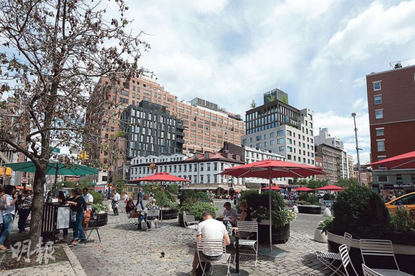 紐約的Meatpacking District前身是肉類加工廠區,但現在已變成紐約潮區,多間名店及設計店進駐。(Julienne Schaer攝)High Line Park保留原有的廢棄列車軌,加上獨特橫生的植物園景,成為極具性格的公園。(Will Steacy攝)(明報製圖) 紐約的Meatpacking District前身是肉類加工廠區,但現在已變成紐約潮區,多間名店及設計店進駐。(Julienne Schaer攝)High Line Park保留原有的廢棄列車軌,加上獨特橫生的植物園景,成為極具性格的公園。(Will Steacy攝)(明報製圖)