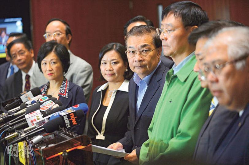 逾30名建制派議員昨日發表聯署聲明,表示「尊重法庭、珍惜對話」,稱尊重高院日前頒發臨時禁制令,呼籲示威者立即撤離非法霸佔的路段,「還路於民」。(葉家豪攝) 逾30名建制派議員昨日發表聯署聲明,表示「尊重法庭、珍惜對話」,稱尊重高院日前頒發臨時禁制令,呼籲示威者立即撤離非法霸佔的路段,「還路於民」。(葉家豪攝)