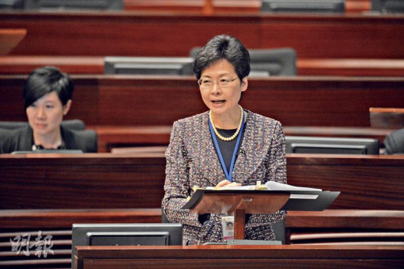 政務司長林鄭月娥前日與學聯成員對話,提出4點回應,被學生批評是「虛招」,她昨出席立法會會議時未有回應記者提問,其後聯絡與學生聯繫的中間人,表示希望與學生進一步討論如何落實建議。(葉家豪攝)學聯秘書長周永康昨建議港府找中央官員如人大委員長張德江直接與港人對話,接受市民質問,他又指港府官員常說建議不可行,「係咪真係唔得先?可否攞上枱面講先?」(黃志東攝) 政務司長林鄭月娥前日與學聯成員對話,提出4點回應,被學生批評是「虛招」,她昨出席立法會會議時未有回應記者提問,其後聯絡與學生聯繫的中間人,表示希望與學生進一步討論如何落實建議。(葉家豪攝)學聯秘書長周永康昨建議港府找中央官員如人大委員長張德江直接與港人對話,接受市民質問,他又指港府官員常說建議不可行,「係咪真係唔得先?可否攞上枱面講先?」(黃志東攝)