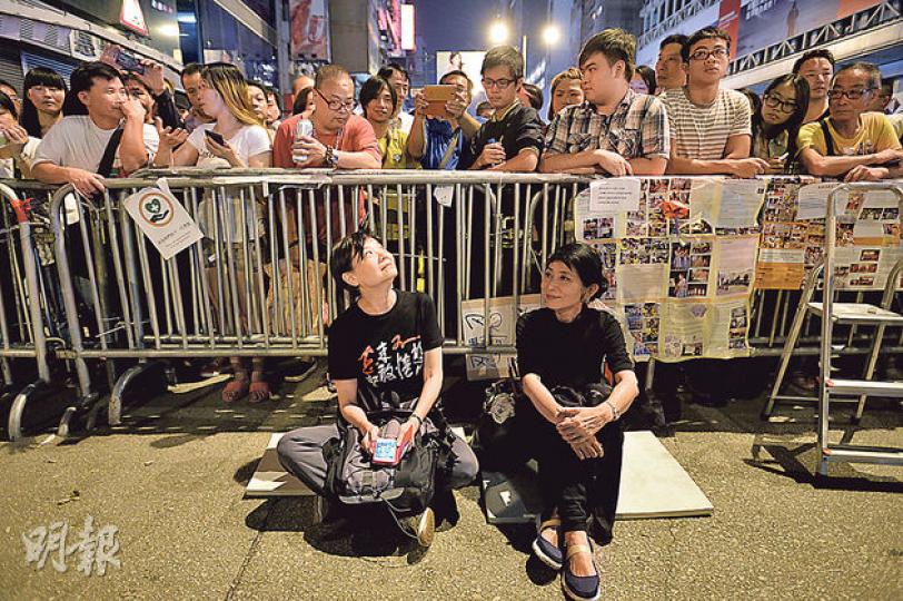 公民黨主席余若薇(前左)與毛孟靜(前右)噚晚去旺角佔領區通宵留守,余若薇話自己唔係做「維和部隊」,只希望一旦有衝突時可以盡一分力呼籲民眾冷靜。(盧翊銘攝) 公民黨主席余若薇(前左)與毛孟靜(前右)噚晚去旺角佔領區通宵留守,余若薇話自己唔係做「維和部隊」,只希望一旦有衝突時可以盡一分力呼籲民眾冷靜。(盧翊銘攝)