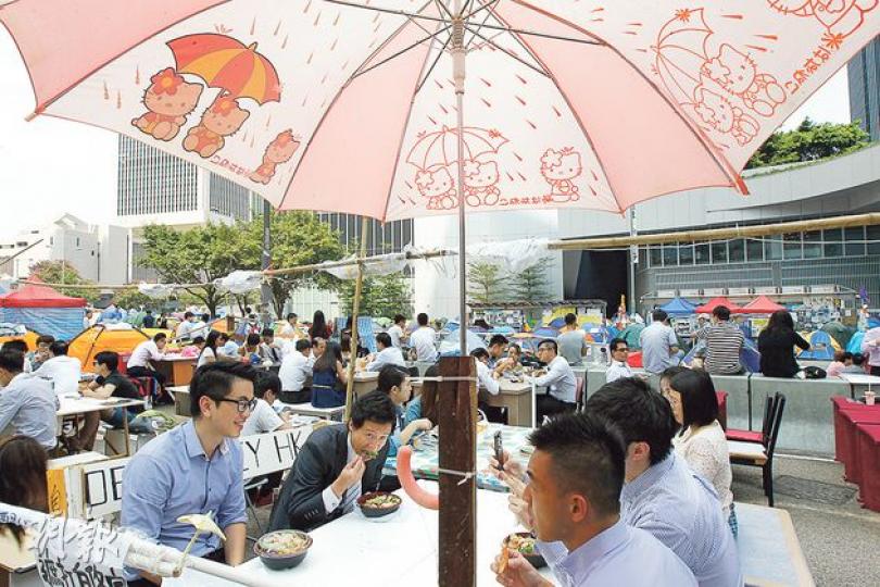 金鐘政總外嘅一段夏愨道繼續被佔領,有上班族似乎已適應咗呢個場景,唔少OL都趁秋高氣爽,一試喺馬路上「野餐」嘅感覺。(李紹昌攝)幾個示威者噚日再次阻止中信職員清場,有兩名示威者索性臥在鐵馬上,被網民戲稱為「小龍女」。(鄭穎瑩攝) 金鐘政總外嘅一段夏愨道繼續被佔領,有上班族似乎已適應咗呢個場景,唔少OL都趁秋高氣爽,一試喺馬路上「野餐」嘅感覺。(李紹昌攝)幾個示威者噚日再次阻止中信職員清場,有兩名示威者索性臥在鐵馬上,被網民戲稱為「小龍女」。(鄭穎瑩攝)