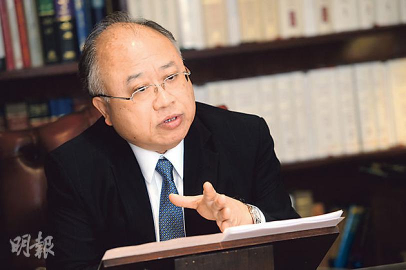 本身是資深大律師的行會成員廖長城昨日邀請傳媒茶敘,指政務司長林鄭月娥前晚與學生會面時提到的「民情報告」,沒可能包括在「政改五部曲」內,因五部曲根本沒這回事,但他認為,報告可用作政改問題「將來的一個參考」。(胡景禧攝) 本身是資深大律師的行會成員廖長城昨日邀請傳媒茶敘,指政務司長林鄭月娥前晚與學生會面時提到的「民情報告」,沒可能包括在「政改五部曲」內,因五部曲根本沒這回事,但他認為,報告可用作政改問題「將來的一個參考」。(胡景禧攝)