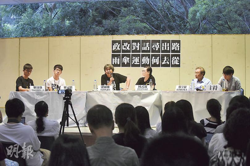 佔領行動發生逾3星期,學民思潮發言人黎汶洛(左起)、學聯常委羅冠聰、立法會議員梁國雄、港大社會工作及社會行政學系副教授何式凝和真普聯召集人鄭宇碩,昨出席城大講座,討論政改出路。(陳淑安攝) 佔領行動發生逾3星期,學民思潮發言人黎汶洛(左起)、學聯常委羅冠聰、立法會議員梁國雄、港大社會工作及社會行政學系副教授何式凝和真普聯召集人鄭宇碩,昨出席城大講座,討論政改出路。(陳淑安攝)