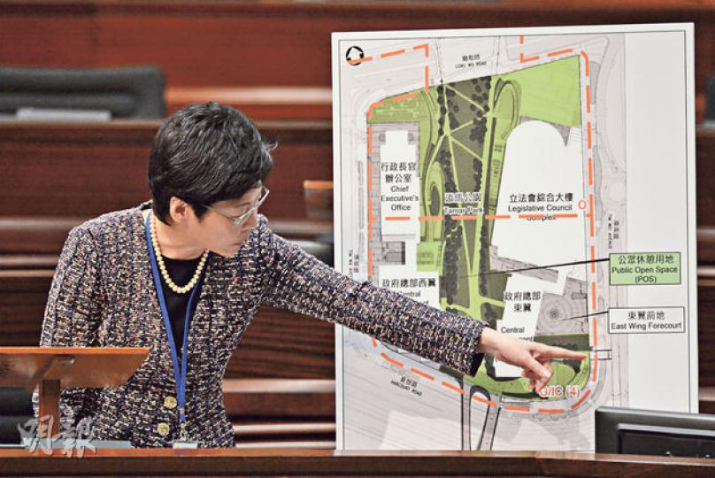 政務司長林鄭月娥昨日在立法會上稱,公眾不享有自由進出政總東翼前地的絕對權利。(葉家豪攝) 政務司長林鄭月娥昨日在立法會上稱,公眾不享有自由進出政總東翼前地的絕對權利。(葉家豪攝)