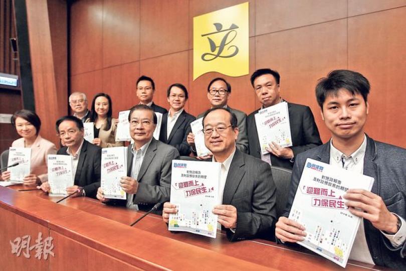 民建聯向政府表達對施政報告及財政預算案的期望,共提出34項建議,包括加強對警務人員家庭的支援、下調印花稅、寬免公屋租金1個月等。前排右三為民建聯主席譚耀宗。(郭慶輝攝) 民建聯向政府表達對施政報告及財政預算案的期望,共提出34項建議,包括加強對警務人員家庭的支援、下調印花稅、寬免公屋租金1個月等。前排右三為民建聯主席譚耀宗。(郭慶輝攝)