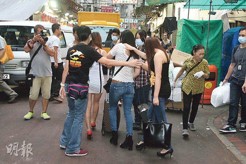 警方在油麻地廟街191號搗破劏房淫窟,帶走5名涉嫌賣淫的內地女子。 (伍浦鋒攝) 警方在油麻地廟街191號搗破劏房淫窟,帶走5名涉嫌賣淫的內地女子。 (伍浦鋒攝)