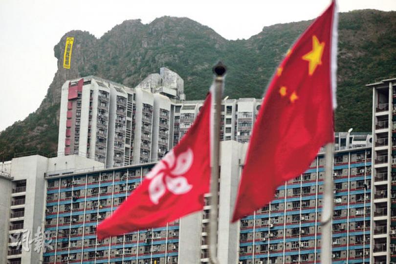政改議題觸發「一國兩制」在港如何具體落實,有攀山人士昨爬到獅子山頂掛出「我要真普選」巨型直幡,以示支持爭取真普選的雨傘運動及盼望重建獅子山精神。(李澤彤攝)一幅28米長、6米闊、上有黃底黑字「我要真普選」及雨傘圖案的直幡,昨掛在獅子山的「獅頭」位置,東九龍區居民亦可見到,效果強烈,不少人深表驚歎。(李澤彤攝)「我要真普選」的直幡現於獅子山頭後,昨午有大批人到場聲援。愛好攀石的Fred攀出懸崖檢查直幡是否穩固,又用俗稱「自拍神棍」的器材自拍(圖),其間高呼「我要真普選」,獲山上的人回應。(衛永康攝 政改議題觸發「一國兩制」在港如何具體落實,有攀山人士昨爬到獅子山頂掛出「我要真普選」巨型直幡,以示支持爭取真普選的雨傘運動及盼望重建獅子山精神。(李澤彤攝)一幅28米長、6米闊、上有黃底黑字「我要真普選」及雨傘圖案的直幡,昨掛在獅子山的「獅頭」位置,東九龍區居民亦可見到,效果強烈,不少人深表驚歎。(李澤彤攝)「我要真普選」的直幡現於獅子山頭後,昨午有大批人到場聲援。愛好攀石的Fred攀出懸崖檢查直幡是否穩固,又用俗稱「自拍神棍」的器材自拍(圖),其間高呼「我要真普選」,獲山上的人回應。(衛永康攝