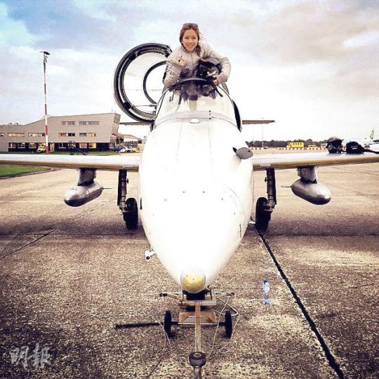 G.E.M.坐上戰機一臉威風。(微博圖片) G.E.M.坐上戰機一臉威風。(微博圖片)