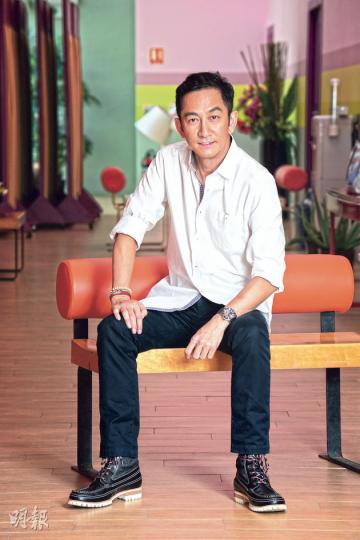 吳啓華年過50,保養得宜,絕對稱得上「美魔男」,更直認特別有女人緣。(攝影:梁迺楠)因太太與女兒在內地居住,啓華要中港兩邊走,但他始終情繫香港,希望將妻女帶返港定居。(攝影:梁迺楠) 吳啓華年過50,保養得宜,絕對稱得上「美魔男」,更直認特別有女人緣。(攝影:梁迺楠)因太太與女兒在內地居住,啓華要中港兩邊走,但他始終情繫香港,希望將妻女帶返港定居。(攝影:梁迺楠)