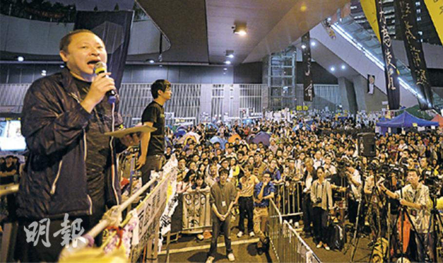 經過逾3小時討論後,佔中發起人戴耀廷(左)及學聯秘書長周永康(左二)在金鐘佔領區外宣布廣場投票內容,投票字眼變得強硬,如要求2017特首普選有公民提名、2016立法會廢除功能界別。(盧翊銘攝)佔中三子及泛民主派等昨晚在立法會5樓辦事處開會多個小時,晚上8時許,會議開到一半,工黨李卓人(左起)、佔中發起人陳健民、街工梁耀忠及佔中發起人戴耀廷走出走廊稍息,神情看似嚴肅。(盧翊銘攝)(明報製圖)(明報製圖) 經過逾3小時討論後,佔中發起人戴耀廷(左)及學聯秘書長周永康(左二)在金鐘佔領區外宣布廣場投票內容,投票字眼變得強硬,如要求2017特首普選有公民提名、2016立法會廢除功能界別。(盧翊銘攝)佔中三子及泛民主派等昨晚在立法會5樓辦事處開會多個小時,晚上8時許,會議開到一半,工黨李卓人(左起)、佔中發起人陳健民、街工梁耀忠及佔中發起人戴耀廷走出走廊稍息,神情看似嚴肅。(盧翊銘攝)(明報製圖)(明報製圖)
