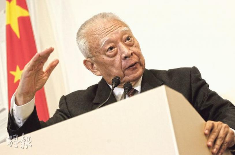 全國政協副主席董建華昨日在前任行政長官辦公室召開記者會,呼籲結束佔領,「同學們,我希望你們願意聽一聽我這個老人家的說話,現在應該是回去的時候!我相信,這也是大多數香港市民的心聲」。(李紹昌攝)「佔中」發生後,全國政協副主席、前特首董建華昨首次公開講話,力撐特首梁振英。他說近日見過梁,稱梁24小時工作,在危機時發揮得非常好,亦得到中央高度信任,認為梁在處理事情時看得很清。對於警方使用催淚彈,董建華稱警察有行動準則,香港應感謝有這樣的警察。(李紹昌攝) 全國政協副主席董建華昨日在前任行政長官辦公室召開記者會,呼籲結束佔領,「同學們,我希望你們願意聽一聽我這個老人家的說話,現在應該是回去的時候!我相信,這也是大多數香港市民的心聲」。(李紹昌攝)「佔中」發生後,全國政協副主席、前特首董建華昨首次公開講話,力撐特首梁振英。他說近日見過梁,稱梁24小時工作,在危機時發揮得非常好,亦得到中央高度信任,認為梁在處理事情時看得很清。對於警方使用催淚彈,董建華稱警察有行動準則,香港應感謝有這樣的警察。(李紹昌攝)