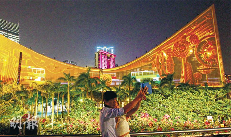下周三開幕的首輪光雕匯演主要展現香港動感一面,將以舊式蒸汽火車、火車站場景作引子,再出現電車、雙層巴士等現代化交通工具 ,例如圖中一幕便利用了雙層巴士、電車等香港公共交通工具,營造本港日常車水馬龍的繁榮景象。(李紹昌攝)旅發局昨晚在尖沙嘴文化中心外牆為「閃躍維港」3D光雕匯演綵排試燈,圖為一幕以港人喜愛的麻雀耍樂為光影主題,這一把「九子連環」可謂絕妙。(李紹昌攝)首輪光雕匯演原定配合「美酒佳餚巡禮」舉行,讓人可在中環新海濱眺望對岸尖沙嘴的光影,更特意設計了圖中宣傳巡禮的光影圖像,但巡禮為避開「佔 下周三開幕的首輪光雕匯演主要展現香港動感一面,將以舊式蒸汽火車、火車站場景作引子,再出現電車、雙層巴士等現代化交通工具 ,例如圖中一幕便利用了雙層巴士、電車等香港公共交通工具,營造本港日常車水馬龍的繁榮景象。(李紹昌攝)旅發局昨晚在尖沙嘴文化中心外牆為「閃躍維港」3D光雕匯演綵排試燈,圖為一幕以港人喜愛的麻雀耍樂為光影主題,這一把「九子連環」可謂絕妙。(李紹昌攝)首輪光雕匯演原定配合「美酒佳餚巡禮」舉行,讓人可在中環新海濱眺望對岸尖沙嘴的光影,更特意設計了圖中宣傳巡禮的光影圖像,但巡禮為避開「佔