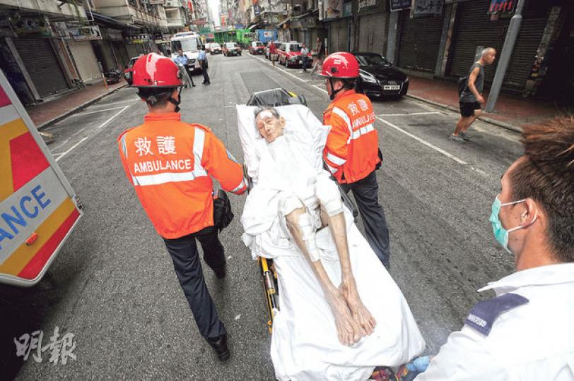 患癌老翁跳樓,最終大難不死,僅額角及右小腿擦傷,清醒送院。(蔡方山攝)隸屬西九衝鋒隊的軍裝警員及便衣警員,及時衝上樓緊抱倒吊外牆的跳樓老翁,成功救回一命。(蔡方山攝) 患癌老翁跳樓,最終大難不死,僅額角及右小腿擦傷,清醒送院。(蔡方山攝)隸屬西九衝鋒隊的軍裝警員及便衣警員,及時衝上樓緊抱倒吊外牆的跳樓老翁,成功救回一命。(蔡方山攝)