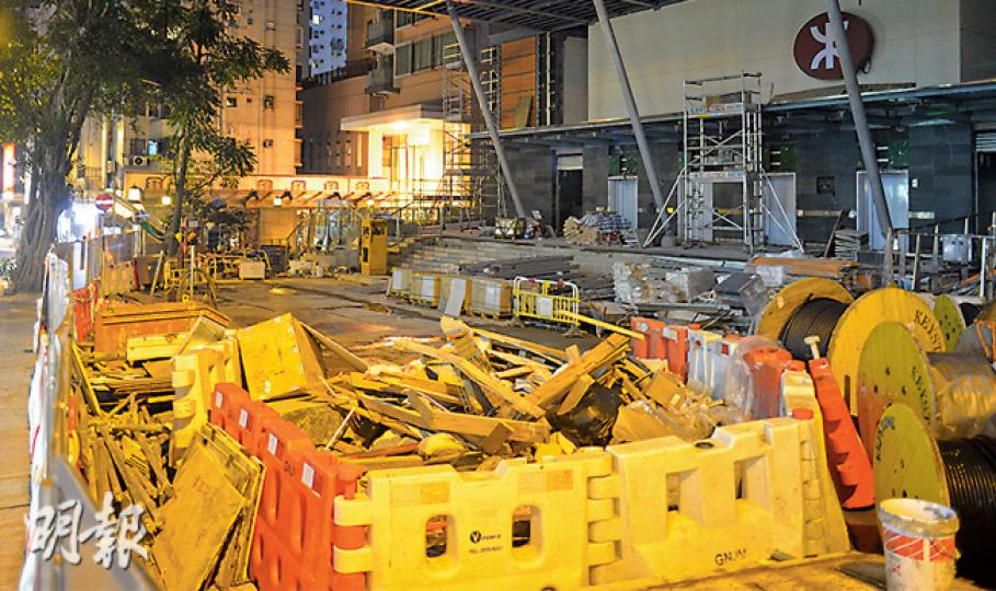 衛生防護中心昨公布一宗本地登革熱確診個案,有地盤工於西營盤站工作期間被蚊叮,及後染上登革熱。圖為西營盤地鐵站位於佐治五世紀念公園的地盤。(葉家豪攝)(明報製圖) 衛生防護中心昨公布一宗本地登革熱確診個案,有地盤工於西營盤站工作期間被蚊叮,及後染上登革熱。圖為西營盤地鐵站位於佐治五世紀念公園的地盤。(葉家豪攝)(明報製圖)