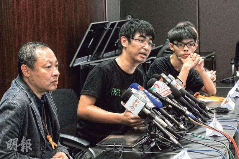 學聯和佔中發起人今明兩日發起「廣場投票」,邀請佔領區人士就「民情報告」及「多方平台」內容表態。學聯秘書長周永康(中)表示,未來必須有一個全港投票,讓全港市民有機會作政治表態。(李紹昌攝) 學聯和佔中發起人今明兩日發起「廣場投票」,邀請佔領區人士就「民情報告」及「多方平台」內容表態。學聯秘書長周永康(中)表示,未來必須有一個全港投票,讓全港市民有機會作政治表態。(李紹昌攝)
