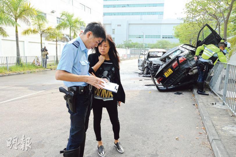 豐田私家車在撞車後焚毁,警員聯絡女車主(左二)到場了解,一度以為事件涉及偷車,最終證實事件與車主兒子有關。(蔡方山攝) 豐田私家車在撞車後焚毁,警員聯絡女車主(左二)到場了解,一度以為事件涉及偷車,最終證實事件與車主兒子有關。(蔡方山攝)