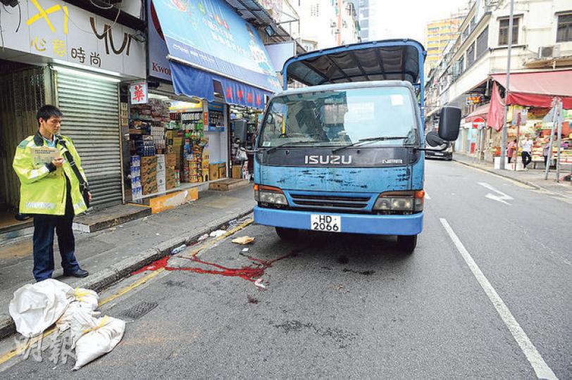 貨車把過路八旬翁撞倒後拖行數米才停下,現場路面遺下大灘血迹,老翁送院搶救後不治。(蔡方山攝) 貨車把過路八旬翁撞倒後拖行數米才停下,現場路面遺下大灘血迹,老翁送院搶救後不治。(蔡方山攝)