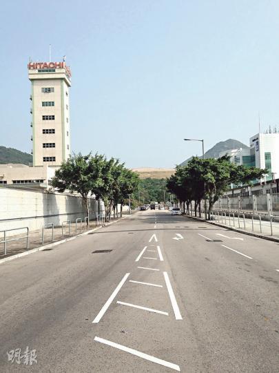 沒人行人的道路,環保大道上來來往往的多數是重型貨車。(蔡琇莹攝)這裏綠油油的一片是復修中的堆填區。單看相片,的確像郊野公園。(蔡琇莹攝)電視廣播有限公司(蔡琇莹攝)走到工業區的盡頭,竟然秘藏可供垂釣的海岸。(蔡琇莹攝)(明報製圖) 沒人行人的道路,環保大道上來來往往的多數是重型貨車。(蔡琇莹攝)這裏綠油油的一片是復修中的堆填區。單看相片,的確像郊野公園。(蔡琇莹攝)電視廣播有限公司(蔡琇莹攝)走到工業區的盡頭,竟然秘藏可供垂釣的海岸。(蔡琇莹攝)(明報製圖)
