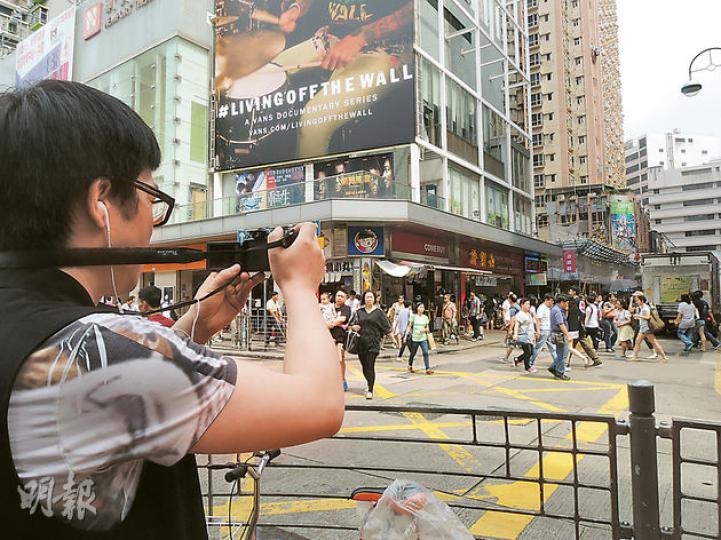 上海導演向凱在香港街頭記錄港人的不文明現象。(明報記者攝) 上海導演向凱在香港街頭記錄港人的不文明現象。(明報記者攝)