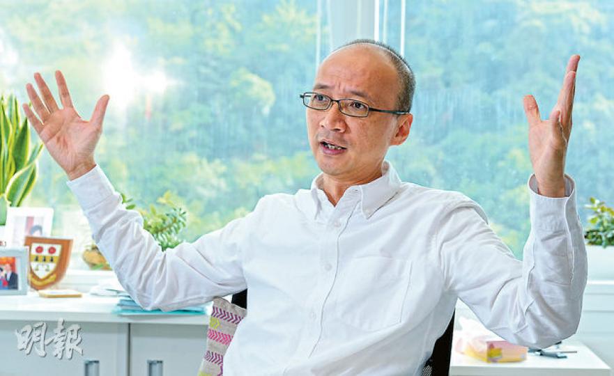 港大政治與公共行政學系教授陳祖為認為,真正判斷港府、學聯表現的是公眾,學聯不能只關注廣場上佔領者的意見,否則會得到民主運動堅實者支持,失去廣大市民同情,對未來運動有壞影響。(劉焌陶攝) 港大政治與公共行政學系教授陳祖為認為,真正判斷港府、學聯表現的是公眾,學聯不能只關注廣場上佔領者的意見,否則會得到民主運動堅實者支持,失去廣大市民同情,對未來運動有壞影響。(劉焌陶攝)