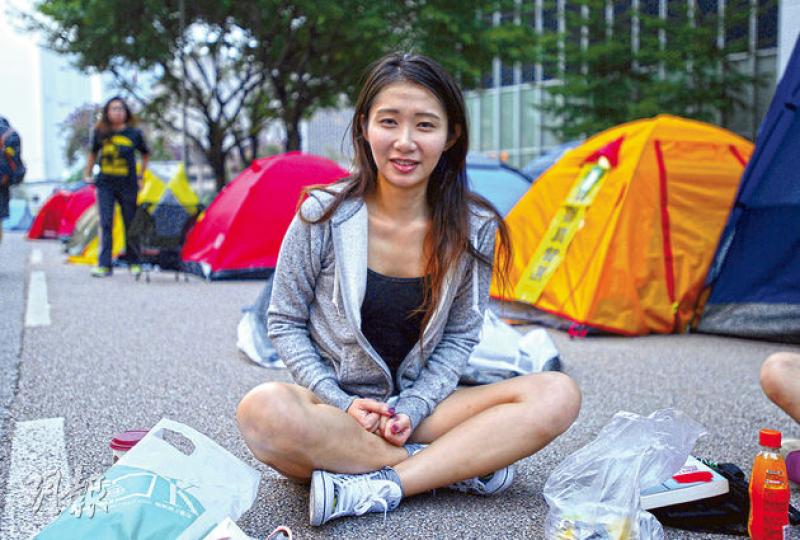 金鐘佔領者黃小姐表示,投票目的不清晰,而且只供佔領區投票,代表性不大,原已傾向不投票,因此認為擱置投票是好事。她稱,港府提交民情報告意義不大,因中央政府沒說明會受理。(余俊亮攝)金鐘佔領者、中學教師安先生表示,昨到金鐘佔領區,原打算投票表態,知道投票擱置後,認為大會諮詢不足的解釋可以接受,又指日後再舉辦投票,應考慮擴展至全港市民。(余俊亮攝) 金鐘佔領者黃小姐表示,投票目的不清晰,而且只供佔領區投票,代表性不大,原已傾向不投票,因此認為擱置投票是好事。她稱,港府提交民情報告意義不大,因中央政府沒說明會受理。(余俊亮攝)金鐘佔領者、中學教師安先生表示,昨到金鐘佔領區,原打算投票表態,知道投票擱置後,認為大會諮詢不足的解釋可以接受,又指日後再舉辦投票,應考慮擴展至全港市民。(余俊亮攝)