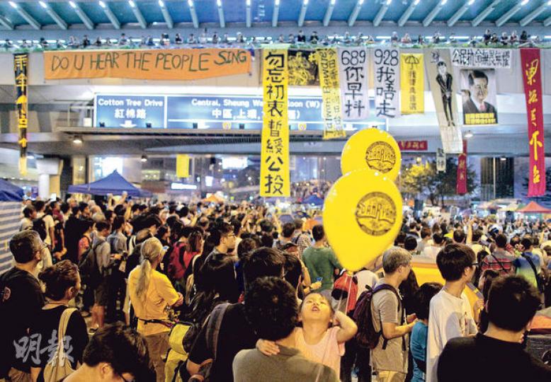 佔中搞手上周四宣布舉辦廣場投票後,昨日有人在金鐘佔領區掛上「勿忘初衷暫緩公投」的大型直幡。至昨午,佔中、雙學、泛民和民間團體的代表宣布擱置投票。(李澤彤攝) 佔中搞手上周四宣布舉辦廣場投票後,昨日有人在金鐘佔領區掛上「勿忘初衷暫緩公投」的大型直幡。至昨午,佔中、雙學、泛民和民間團體的代表宣布擱置投票。(李澤彤攝)