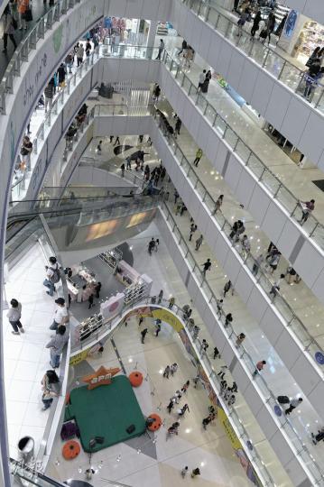 佔中快一個月,佔領區內多個大型商場業務均受影響,但遠離佔領區的東九龍商場則人流上升。觀塘apm(圖)市務總監李少芬表示,商場由10•1假期至今,人流、生意額均比去年同期穩定增長。(劉焌陶攝)(明報製圖) 佔中快一個月,佔領區內多個大型商場業務均受影響,但遠離佔領區的東九龍商場則人流上升。觀塘apm(圖)市務總監李少芬表示,商場由10•1假期至今,人流、生意額均比去年同期穩定增長。(劉焌陶攝)(明報製圖)