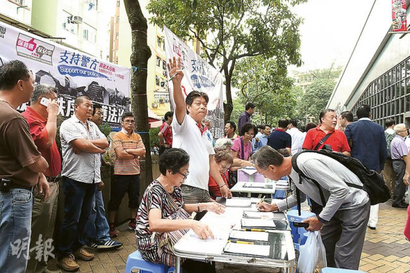 保普選反佔中大聯盟繼續在各區設街站,收集市民簽名,要求示威者「還路於民」,政務司長林鄭月娥昨表示已於網上遞交簽名。圖為大聯盟昨日於大埔設街站。(陳淑安攝) 保普選反佔中大聯盟繼續在各區設街站,收集市民簽名,要求示威者「還路於民」,政務司長林鄭月娥昨表示已於網上遞交簽名。圖為大聯盟昨日於大埔設街站。(陳淑安攝)