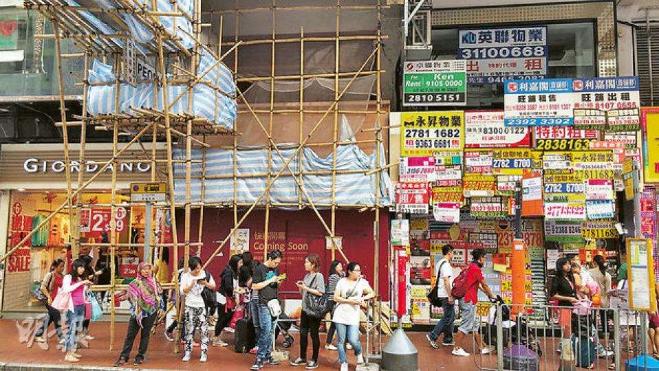 銅鑼灣待租街舖數量增加,圖右方由大鴻輝持有的怡和街18號地舖及1樓正招租,業主意向月租由90萬減至80萬元;圖左方的22號B舖GIORDANO亦即將搬遷。(劉詠怡攝) 銅鑼灣待租街舖數量增加,圖右方由大鴻輝持有的怡和街18號地舖及1樓正招租,業主意向月租由90萬減至80萬元;圖左方的22號B舖GIORDANO亦即將搬遷。(劉詠怡攝)