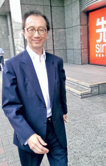 梁錦松昨在南豐大廈樓下被記者問及是否幫董建華成立智庫及擔任顧問，他即說「我唔可以咁樣答你問題」。（明報記者攝）「團結香港基金會」登記地址在中區南豐大廈11樓一個約3000呎單位，單位外未有招牌，一名職員在內辦公，透露自己正研究經濟題目。（明報記者攝）