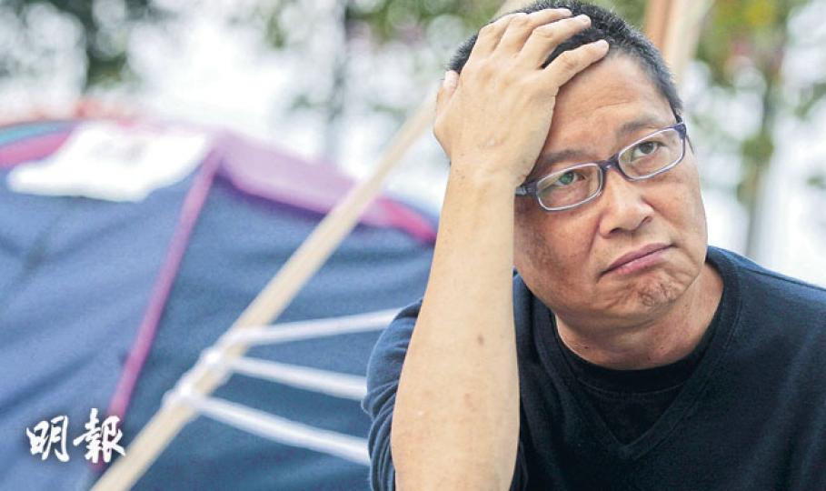 佔中發起人之一、中大副教授陳健民說,本來計劃是搞一個公民覺醒運動,但目前的雨傘運動性質已經不同,後者要令政治制度改變,「我們自己也不知道可以如何領導,坦白說,在這種困局內」。(李澤彤攝)陳健民復教:不是退場。(李澤彤攝)佔領運動今天踏入第31日的「滿月」日子,昨有大批佔領者結集金鐘,有在場人士懸掛「風雨中抱緊自由」直幡。(李澤彤攝) 佔中發起人之一、中大副教授陳健民說,本來計劃是搞一個公民覺醒運動,但目前的雨傘運動性質已經不同,後者要令政治制度改變,「我們自己也不知道可以如何領導,坦白說,在這種困局內」。(李澤彤攝)陳健民復教:不是退場。(李澤彤攝)佔領運動今天踏入第31日的「滿月」日子,昨有大批佔領者結集金鐘,有在場人士懸掛「風雨中抱緊自由」直幡。(李澤彤攝)