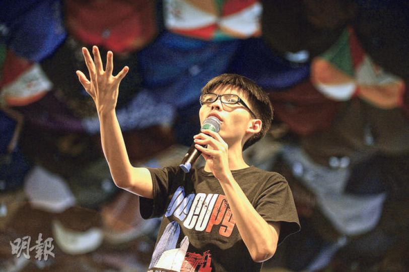 金鐘佔領區晚上集會,主力是學聯、學民等代表,泛民立法會議員較少上台發言。不過,學民思潮召集人黃之鋒(圖)表示,學民現時無計劃組織參選,他個人會完成大學課程才考慮相關事宜。(余俊亮攝) 金鐘佔領區晚上集會,主力是學聯、學民等代表,泛民立法會議員較少上台發言。不過,學民思潮召集人黃之鋒(圖)表示,學民現時無計劃組織參選,他個人會完成大學課程才考慮相關事宜。(余俊亮攝)