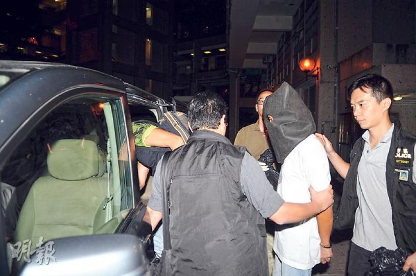 領綜援的中年漢涉嫌兩度在新蒲崗打劫銀行不遂,昨日被警方拘捕,蒙頭押返警署扣查。(林智傑攝) 領綜援的中年漢涉嫌兩度在新蒲崗打劫銀行不遂,昨日被警方拘捕,蒙頭押返警署扣查。(林智傑攝)