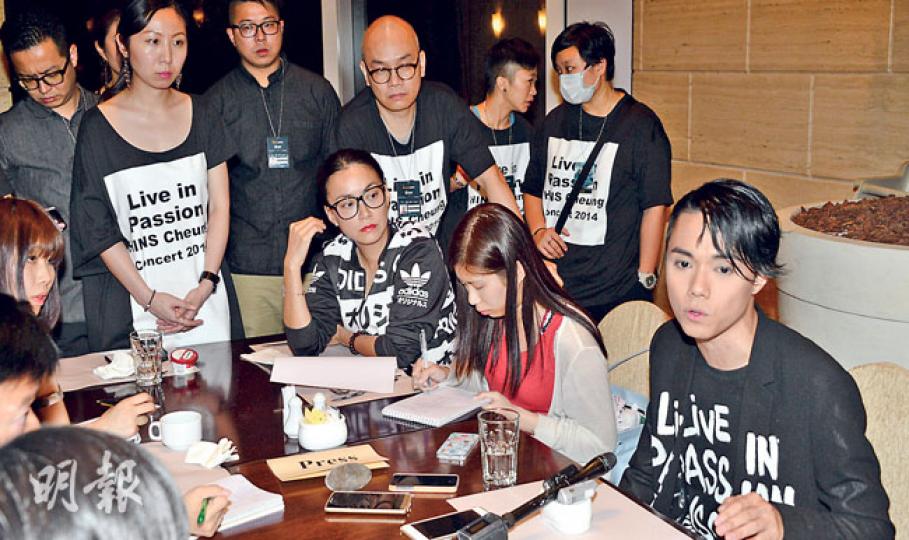 張敬軒在演唱會後,在經理人霍汶希陪同下,於慶功宴上讀出個人聲明,強烈表明從沒有搞港獨之心。(攝影:陳釗)張敬軒既然發聲惹來誤會,不如試用歌聲把誤會化解。(攝影:陳釗) 張敬軒在演唱會後,在經理人霍汶希陪同下,於慶功宴上讀出個人聲明,強烈表明從沒有搞港獨之心。(攝影:陳釗)張敬軒既然發聲惹來誤會,不如試用歌聲把誤會化解。(攝影:陳釗)