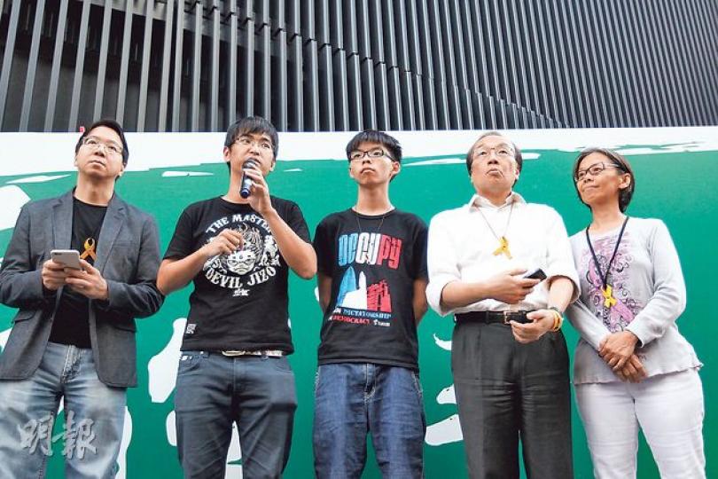 佔領行動剛滿一個月，公專聯議員莫乃光（左起）、學聯秘書長周永康、學民思潮召集人黃之鋒、公民黨黨魁梁家傑和保衛香港自由聯盟何芝君昨午在金鐘「命運自主台」見記者；學聯去信政務司長林鄭月娥，為政府和學生第二輪對話提出兩個前提，包括要求特區政府向港澳辦提交的報告，必須包括要求人大常委撤回8．31決定的內容。（郭慶輝攝）昨日下午5時57分，大批集會者手持雨傘在金鐘干諾道中默站87秒，抗議上月28日的同一時間，警方在這裏發射87枚催淚彈驅散示威者。（郭慶輝攝）