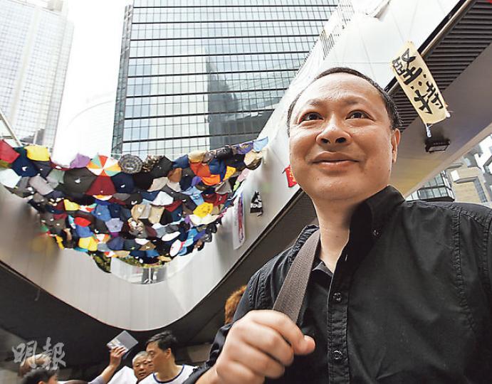佔中發起人之一戴耀廷捲入匿名捐款風波，指其先後經手4宗給港大的匿名捐款，共145萬元，當中兩筆一度向校方稱不清楚資金來源，兩個月後才交代捐款者，被指涉違反港大拒絕不明來歷捐款的原則。（李紹昌攝）佔中發起人朱耀明昨現身金鐘佔領區，原本剃了頭以示支持佔中的他，已長回白髮。昨日有匿名電郵稱朱透過壽宴籌了40萬元，其中25萬元捐了給佔中運動。（郭慶輝攝）身兼中大社會學系副教授的佔中發起人陳健民昨日返回中大復課，昨日在「社會運動」一科中，向學生分享佔領運動的所見所聞。（李澤彤攝）（明報製圖）