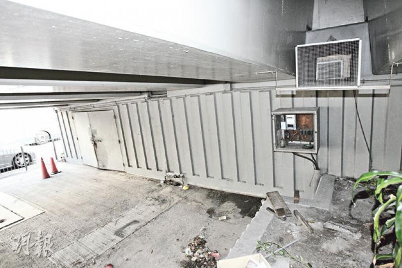 案發的路政署貨倉位於窩打老道行車橋底，裝有冷氣機，結果卻被露宿者睇中潛入住宿大半年。路政署人員昨用鐵鏈鎖上門，免再有人潛入。（伍浦鋒攝）