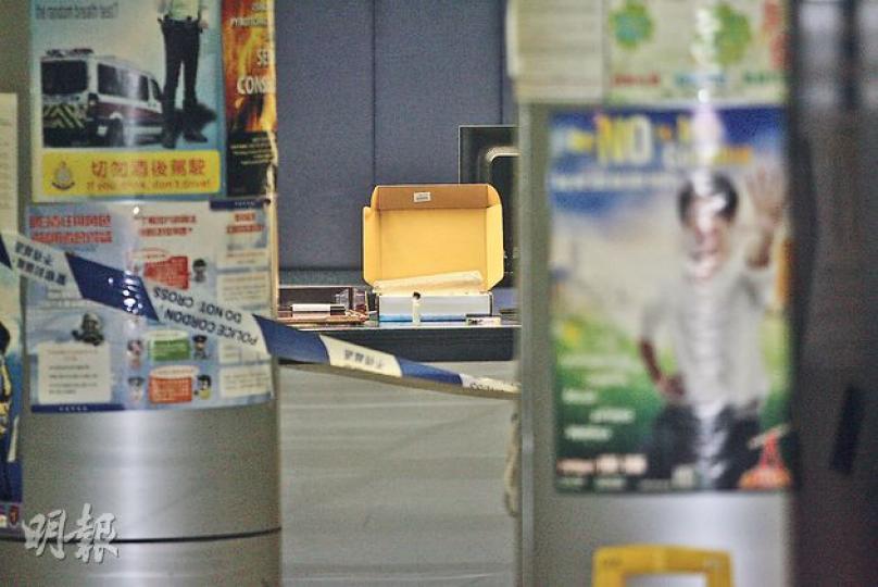 香港仔警署報案室櫃枱上，放有一個懷疑藏有爆炸品的紙盒，另枱面上有一支疑入滿粉末的玻璃樽，旁邊則有一個打火機。軍火專家初步檢查證實為爆炸品，需即場引爆。（伍浦鋒攝）