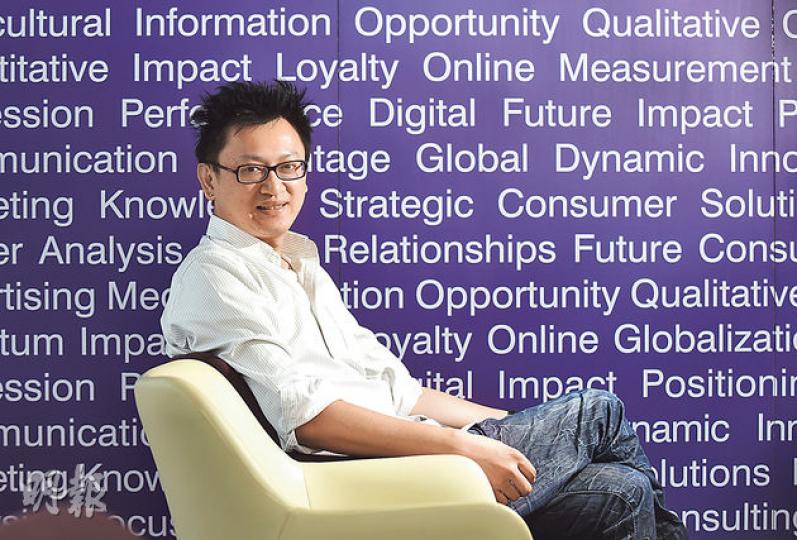 科大經濟系客席副教授徐家健在他與友人合著的《本土不敗——全球化下的香港出路》中指出，分析經濟和樓市，要懂得看清邏輯與事實，切忌憑空想像，妄下結論。（陳淑安攝）