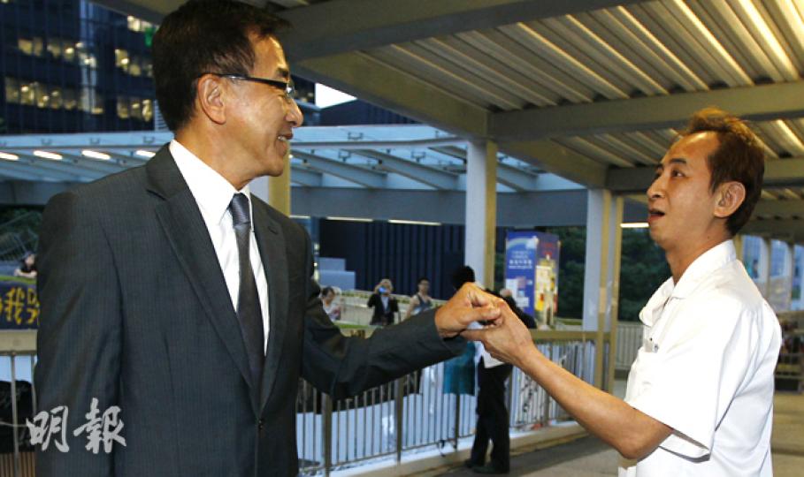被撤銷全國政協委員職務的自由黨田北俊（左），昨日離開立法會往金鐘一酒家開黨內會議時，獲不少市民主動上前表示支持，有附近食店的廚師與他握手並讚好（圖），田北俊稱自己過往也經常光顧該食店。他在天橋上望到地面佔領區時說，「最sarcastic（諷刺）的是，我們反佔中，但下面的人支持我們。」 （李紹昌攝） 被撤銷全國政協委員職務的自由黨田北俊昨日表示希望可暢所欲言，晚上他在酒樓舉行記者會（圖），被問到要怎樣才願意再支持特首梁振英時說，「好簡單，你（梁振英）快點去跟泛民傾吓偈，令泛民不會每天進行不合作運動