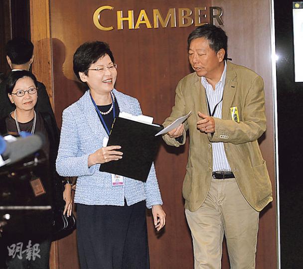 工黨立法會議員李卓人（右）昨日趁政務司長林鄭月娥（中）出席立法會後離開時，向她遞上學聯公開信，要求她回應學聯的訴求。林太拒收，稱因早已看過內容。（李紹昌攝）