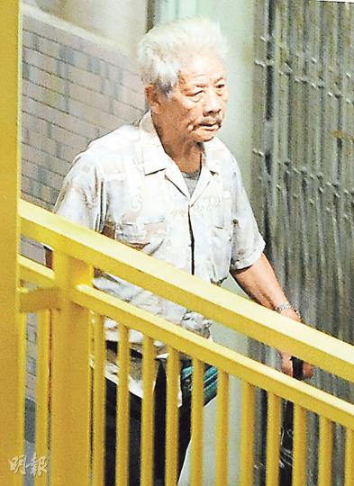 年逾70歲的梁父（圖）指兒子內向孤僻，他對兒子在家自製爆炸品一無所知。事後梁父到警署協助調查。（蔡方山攝）