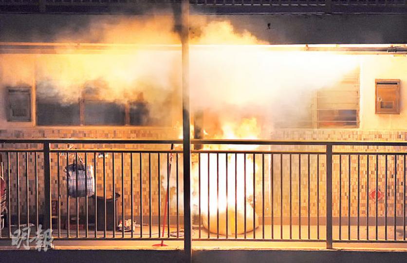 警方爆炸品處理課人員在被捕少年在華富邨的家門外，堆起沙包引爆搜出的TATP炸藥，即時火光熊熊並發出「滋滋」聲響，牆身遭熏黑。（蔡方山攝） 涉嫌藏有爆炸品被捕的梁國雄，昨凌晨被黑布蒙頭帶返寓所搜查。（蔡方山攝） 警員其後在少年家帶走部分燒焦物料、漏斗及銅線等作進一步調查。（蔡方山攝） 警方軍火專家穿著防爆衣，手持由粉紅色紙包裹的爆炸物品，放到沙包上引爆。（蔡方山攝）