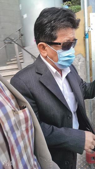 禤浩全（圖）涉與一對夫婦串謀依靠他人賣淫收入為生，昨在家人陪同下到法院受審。（章淑廉攝）