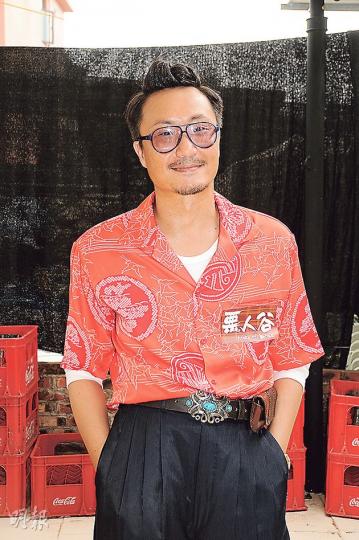 鄭中基在新戲中要穿高腰褲、墊膊恤衫，造型搞笑又帶點娘味。（攝影：梁榮達） 何超儀（左起）、周秀娜、余安安和官恩娜出席《惡人谷》開鏡拜神儀式。（攝影：梁榮達） 有粉絲拿着吳鎮宇的碟取簽名。（攝影：梁榮達）