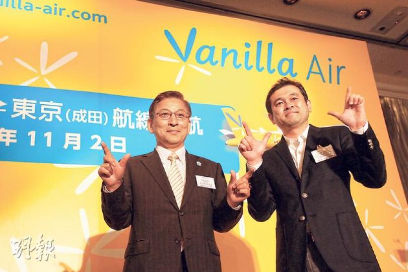 香草航空董事長石井知祥（左）表示，除了短途航線，亦考慮開拓中國內地、新加坡、夏威夷等約8個小時航程的中程航線。右為香草營業部長近藤寬之。（郭慶輝攝）