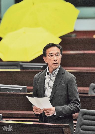 剛辭去黨魁一職的田北俊昨於立法會表示，這是他第一次單以議員身分發言。他表示支持引用特權法調查佔中，認為可讓佔領者有機會親述不滿。（李澤彤攝）建制派議員常形容特權法是「尚方寶劍」，不能亂用。公民黨郭榮鏗昨於立法會講述特權法的歷史由來，他指根據史載，「尚方寶劍」有「斬昏君」之用，反問建制派議員是否支持用特權法調查特首梁振英。（李澤彤攝）