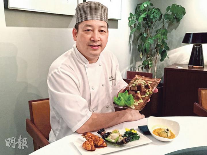都爹利會館行政總廚蕭顯志如今會煮「fusion」菜，如其手持的「芥末香煎牛粒」用澳洲M9和牛配中式煮法。圖右是「黑魚子蟹粉石榴球」，圖左是鴛鴦大花蝦。（邱雅錡攝）