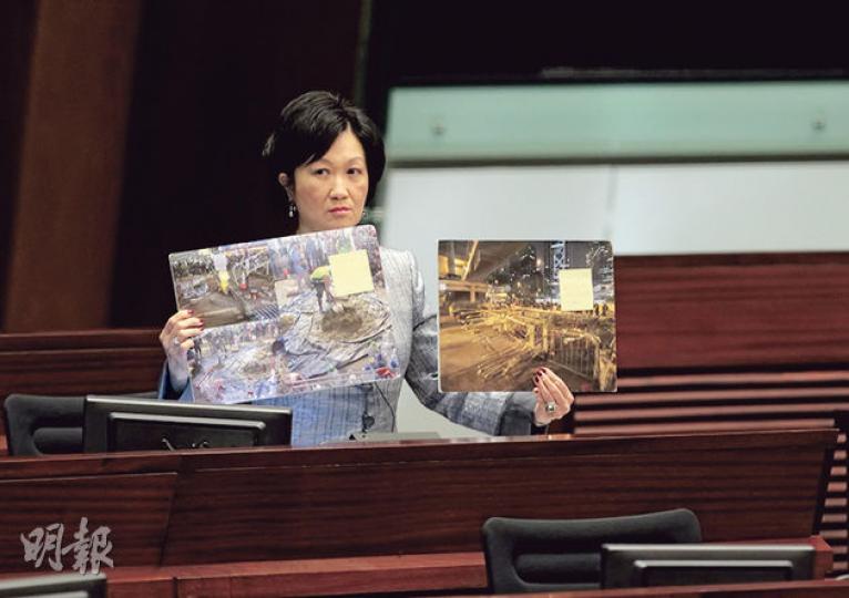 葉劉淑儀噚日喺立會展示多張佔領區照片，認為佔領者以竹枝、石屎為路障佈陣，背後係有組織，非個別「善良市民」可以做到。（李澤彤攝）